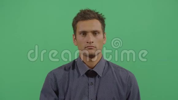 一个成年男人滑稽的面部表情视频的预览图