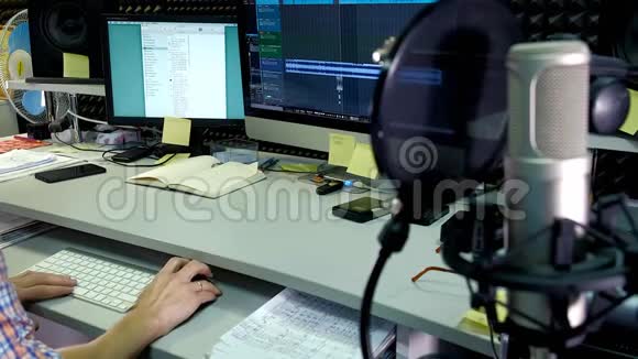 音频编辑正在录音室的音频轨道上工作视频的预览图