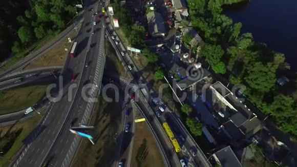 汽车在城市的高速公路交叉口行驶高速公路上的空中观景车交通视频的预览图