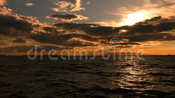夕阳下的海和橙云视频的预览图