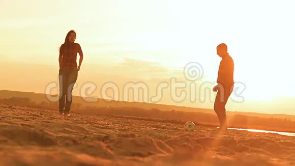 男子在沙滩上踢足球慢动作视频视频的预览图