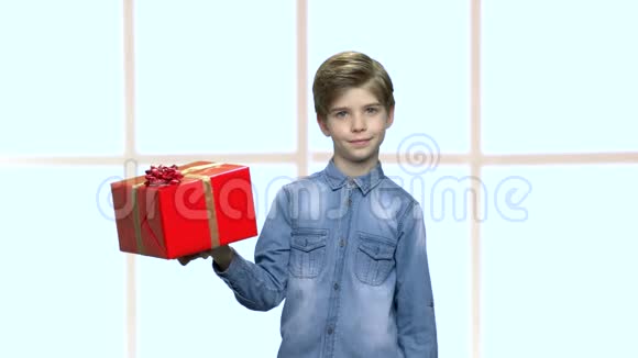 可爱的男孩拿着盒子和礼物视频的预览图
