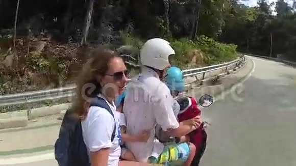 一个幸福的家庭在热带骑摩托车视频的预览图