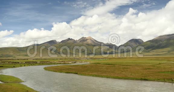 4k云团翻滚在西藏山区河流流经草原视频的预览图