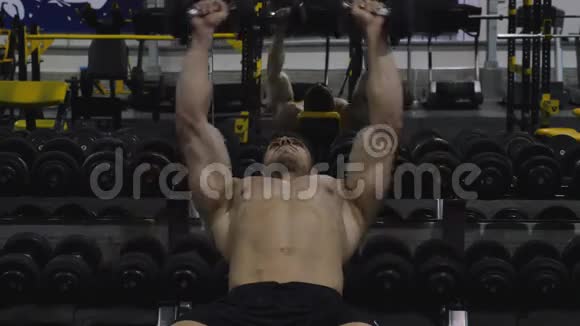 健美运动员举重锻炼视频的预览图