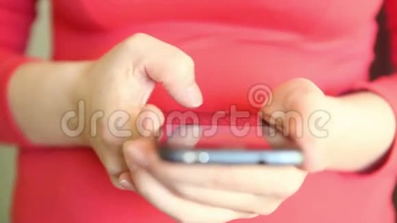 女人写信息智能手机视频的预览图