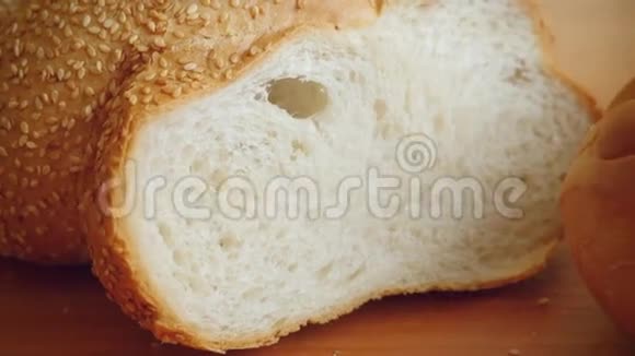 厨房桌子上的各种面包视频的预览图