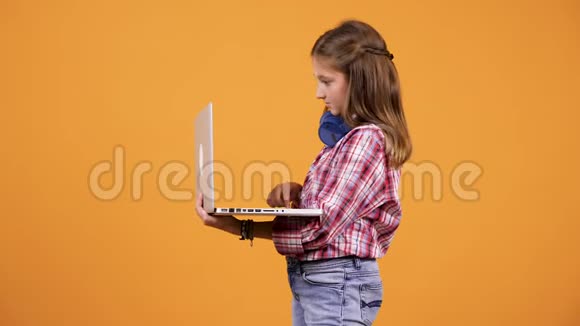 手里拿着笔记本电脑的年轻女孩视频的预览图