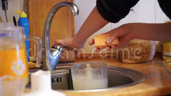 家中厨房洗洗碗视频的预览图