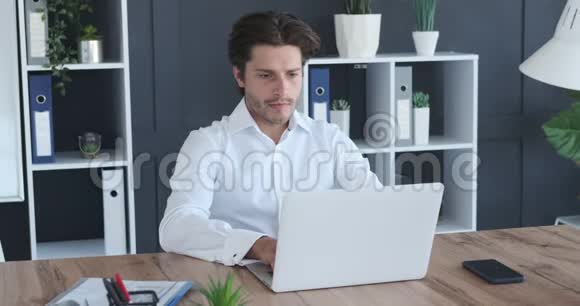 商人在手提电脑和分析文件视频的预览图