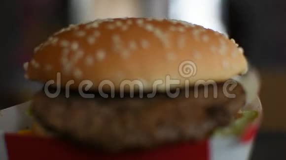 快餐中白色纸盒中的汉堡视频的预览图