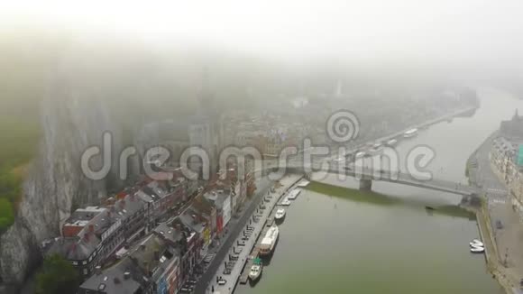 从河岸飞过城市视频的预览图