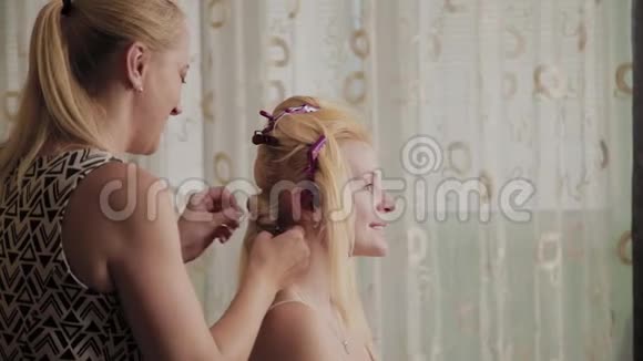 专业理发师女士做模特发型照片视频的预览图