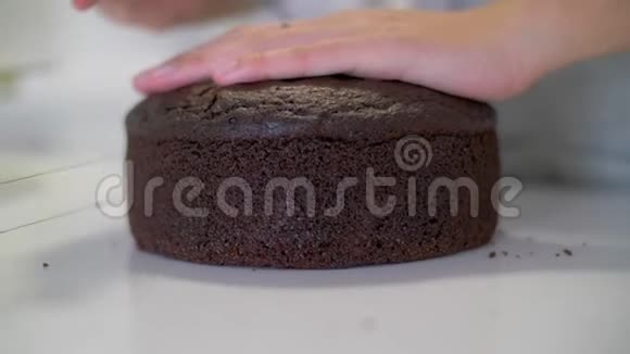 女性手切饼干蛋糕视频的预览图