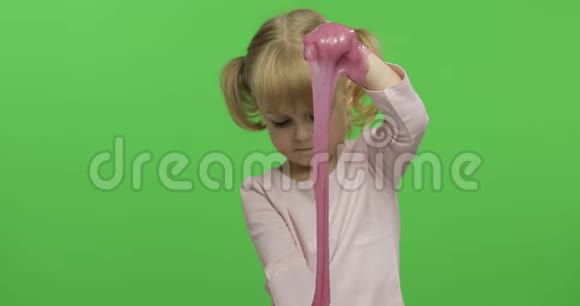 孩子玩手工制作的玩具黏液小孩玩粉色泥视频的预览图