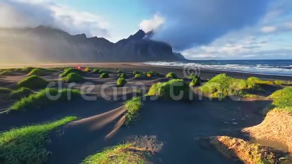 美丽的西部山脉和火山熔岩沙丘海滩斯托克西斯冰岛视频的预览图