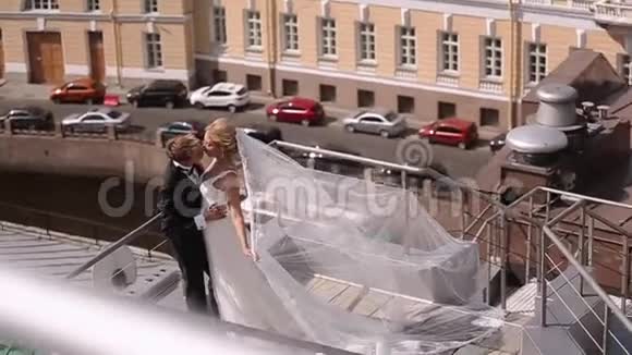 在屋顶结婚视频的预览图