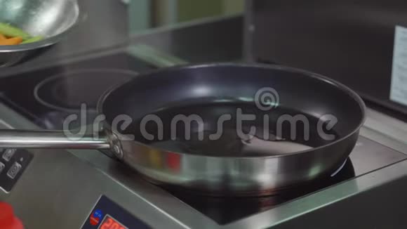 厨师在餐厅做饭视频的预览图