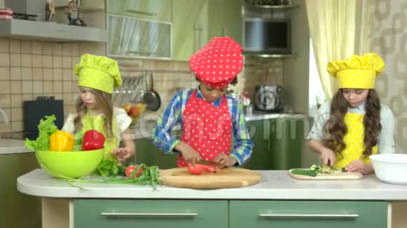 厨房里的孩子视频的预览图