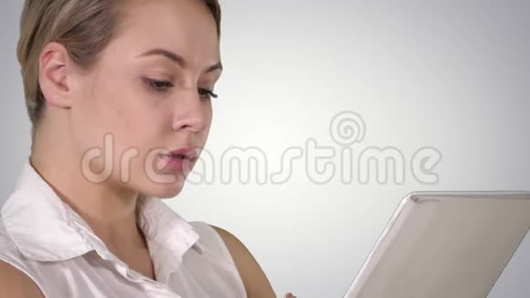 年轻有魅力的商务女性手持平板电脑阿尔法频道视频的预览图