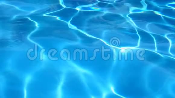池中蓝色地表水视频的预览图