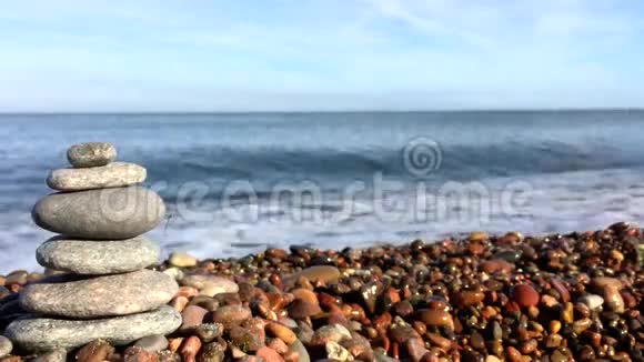 海滩上的禅石视频的预览图