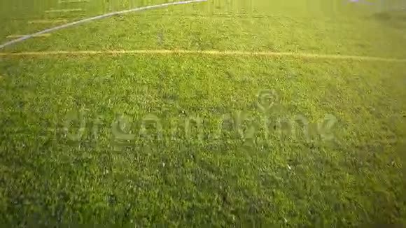户外足球场的空中镜头视频的预览图