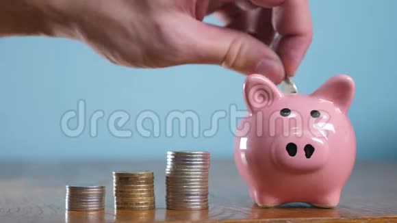 钱堆步增长钱和储蓄罐概念储蓄与储蓄罐和堆叠硬币小猪银行之间视频的预览图