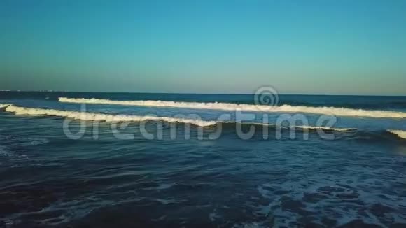 瓦伦西亚马尔瓦罗萨海滩日落时无人机观察视频的预览图