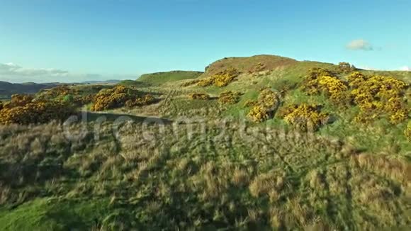 苏格兰阿尔盖尔奥班高地丘陵的美丽空中视频的预览图