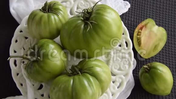新鲜成熟的绿色西红柿生有机蔬菜视频的预览图