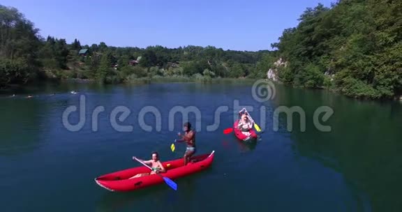 朋友玩划独木舟的空中景色视频的预览图