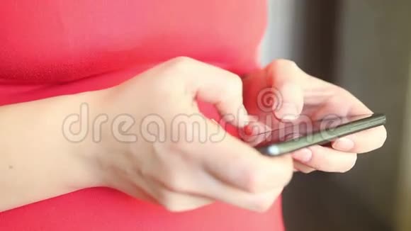 女人写信息智能手机视频的预览图