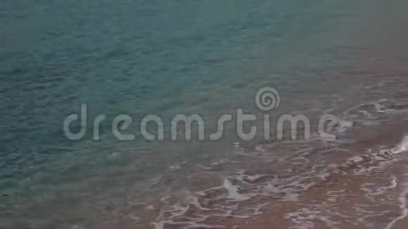 沙滩和海浪特写砂和水的质地Pict视频的预览图