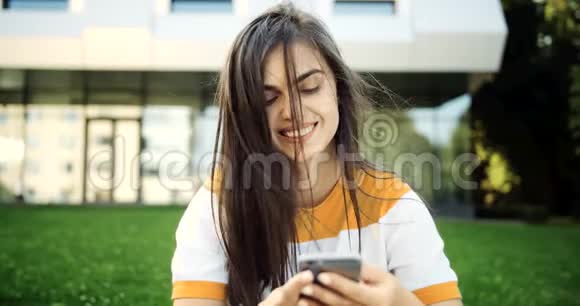 微笑的女人在智能手机上发短信视频的预览图