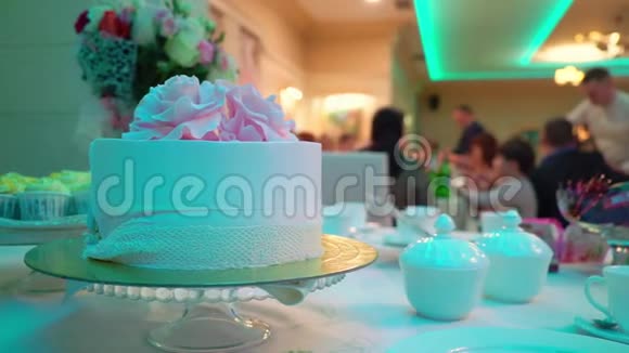 派对上的庆祝蛋糕视频的预览图