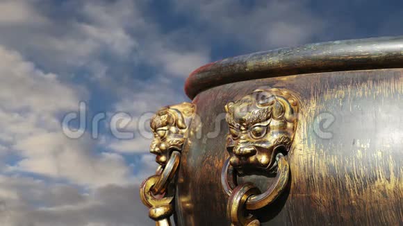 大铜碗灭火与形象中国龙像在紫禁城中国北京视频的预览图