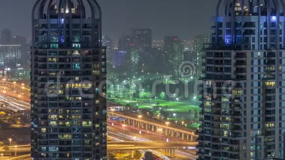 空中俯瞰迪拜码头夜间时间现代化的塔楼和道路上的交通视频的预览图