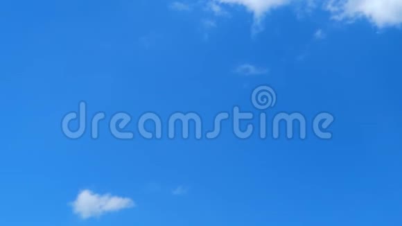 蓝天背景白云和明亮的阳光视频的预览图