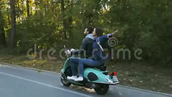 一对骑摩托车的人视频的预览图