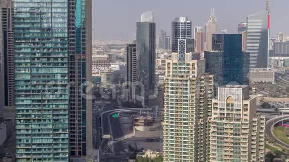 空中俯瞰迪拜码头上午时间现代化的塔楼和道路上的交通视频的预览图
