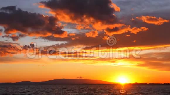 夕阳下的海和橙云视频的预览图