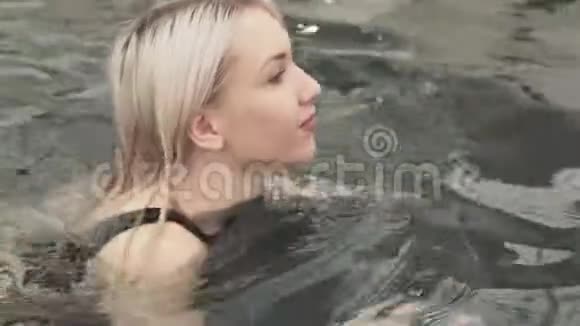 美丽的少女在游泳池游泳股票录像视频的预览图