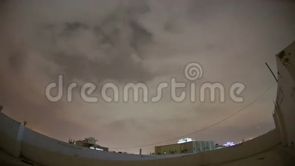 夜间建筑表面乌云密布视频的预览图