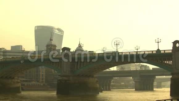 早上从伦敦市出发登上南华克大桥视频的预览图
