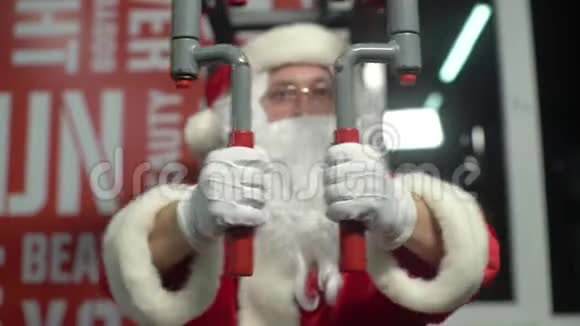圣诞老人在体育馆训练视频的预览图