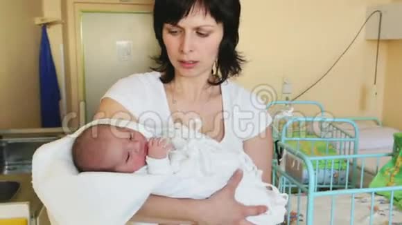 妈妈带着她可爱的小宝宝新生活的第一个小时视频的预览图