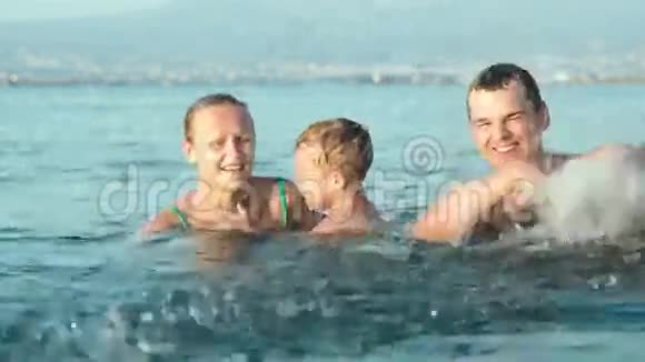 一家三口在海里泼水视频的预览图