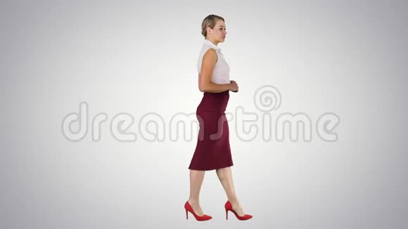 在梯度背景下行走的商务女性视频的预览图