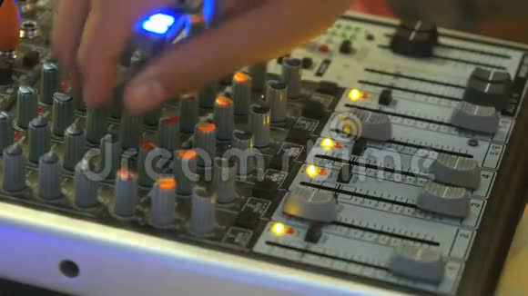 DJ在夜总会为一个音响师工作视频的预览图